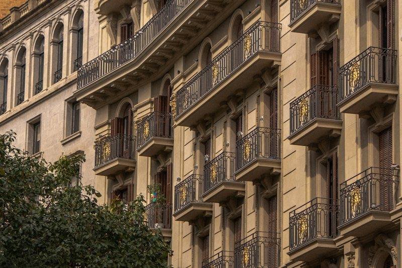 Façana d'un edifici d'habitatges de Barcelona amb balcons